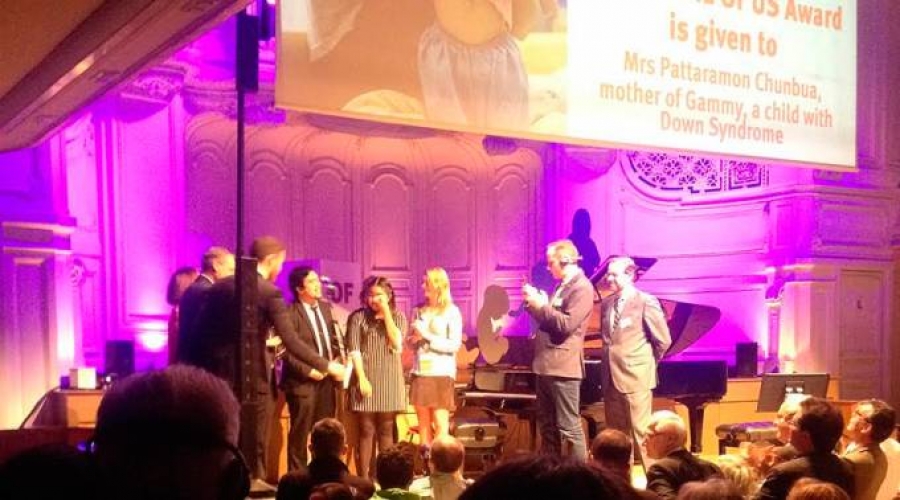 Otorgan premio One Of Us a madre que rechazó aborto para bebé con síndrome de Down