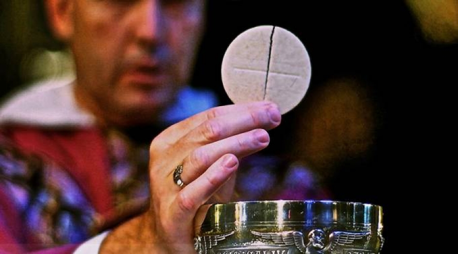 Vaticano establece medidas de control para evitar abusos contra la Eucaristía