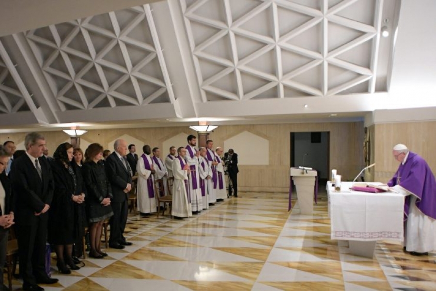 El Papa en Santa Marta: Llevar la cruz pero no como el distintivo de un equipo de fútbol