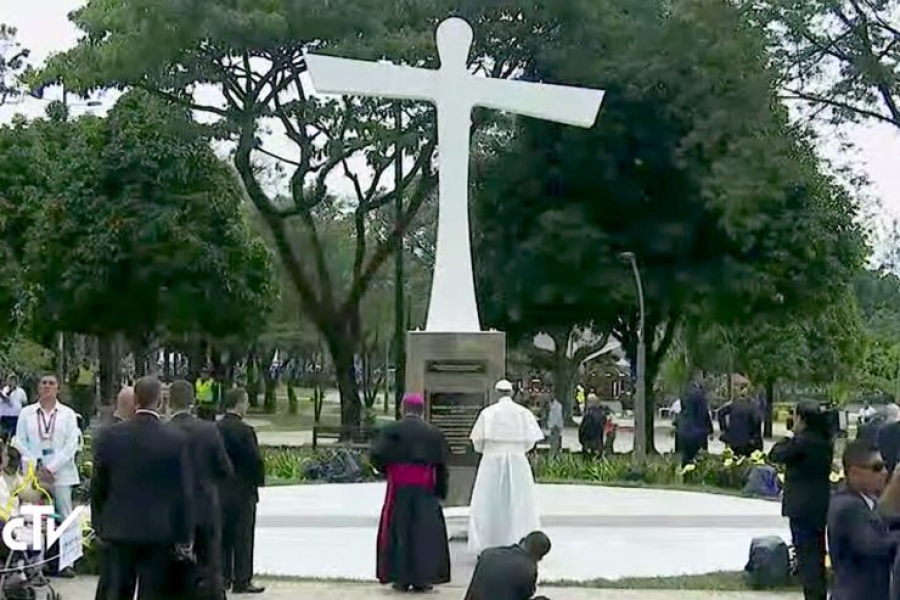 El Santo Padre reza en la Cruz de la Reconciliación