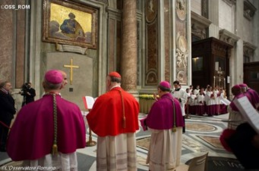 Reconocimiento de la Puerta Santa de la basílica de San Pedro para el Jubileo de la Misericordia