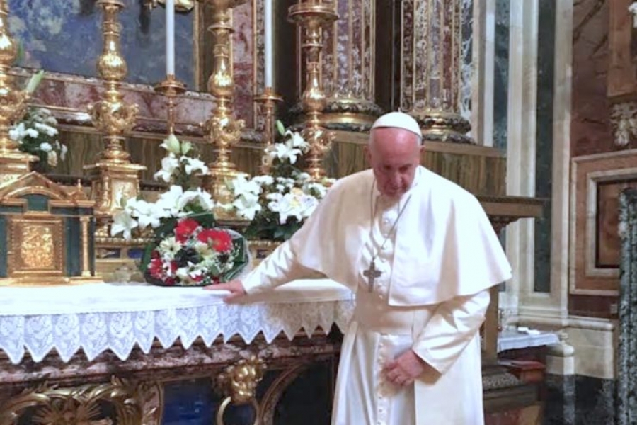 El Santo Padre reza en Santa María la Mayor encomendando su viaje a Egipto