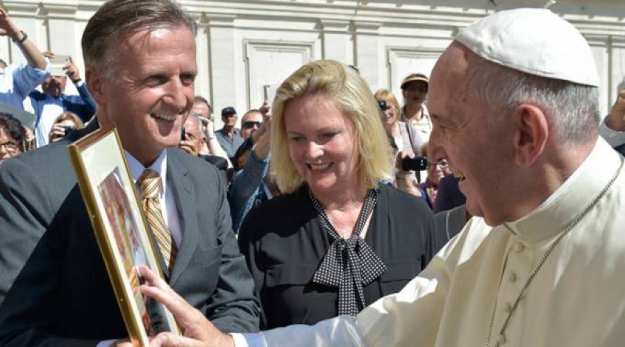 Francisco bendice imagen de Madre Angélica para EWTN en Alemania