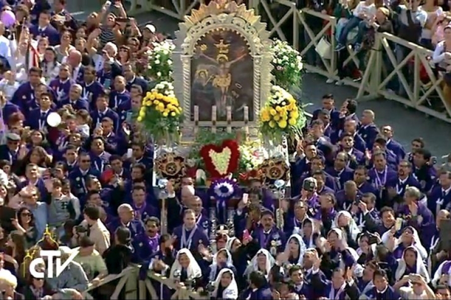 Francisco bendice a los peruanos y la imagen del Señor de los Milagros