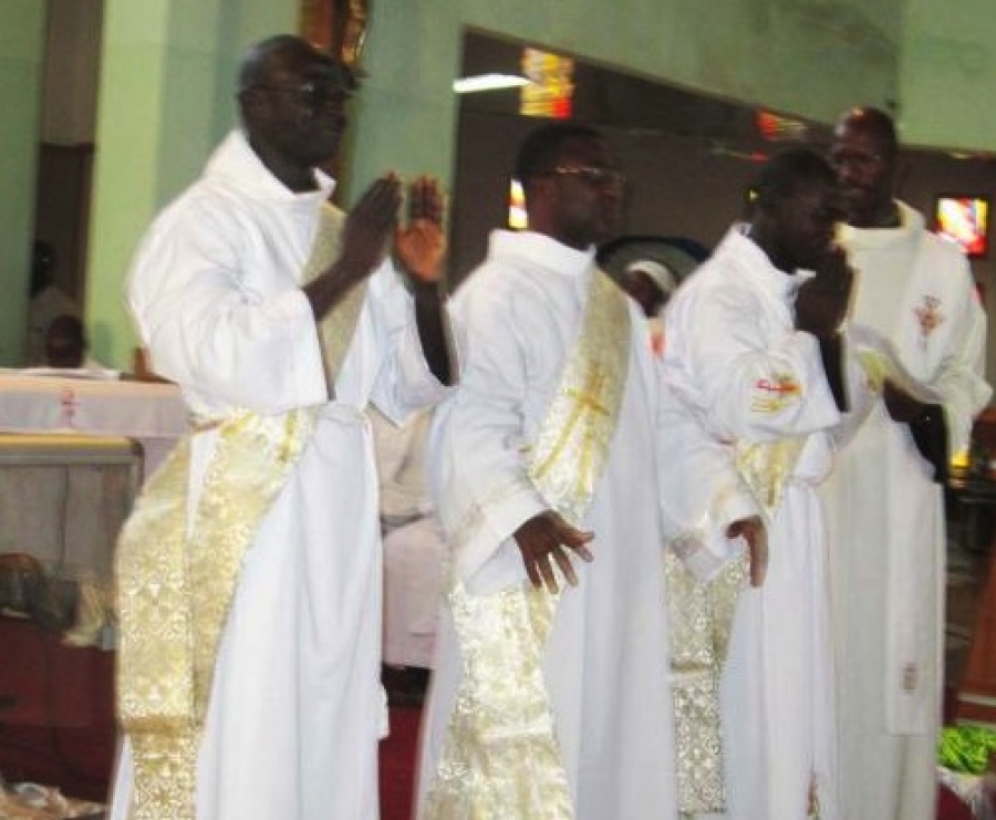 20 nuevos novicios reciben la &quot;gandura&quot; en Burkina Faso