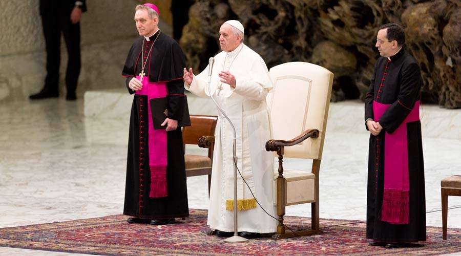El Papa explica algunos signos de la Misa para poder «saborear toda su belleza»