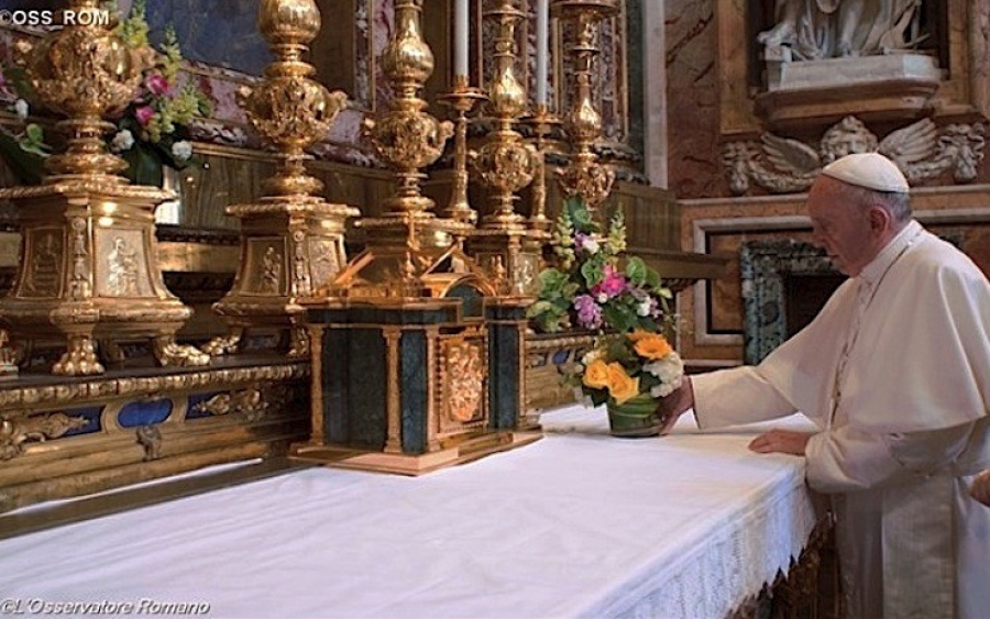 El Santo Padre en Santa María la Mayor reza por el viaje a México
