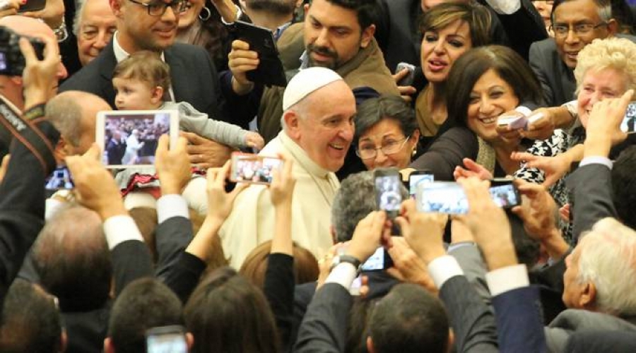 Familias, jóvenes y enfermos esperan con ansias visita del Papa en parroquia de Roma