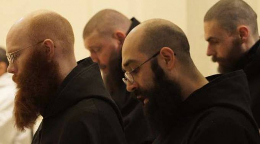 Monjes sorprenden con idea «refrescante» para recaudar fondos y reconstruir monasterio