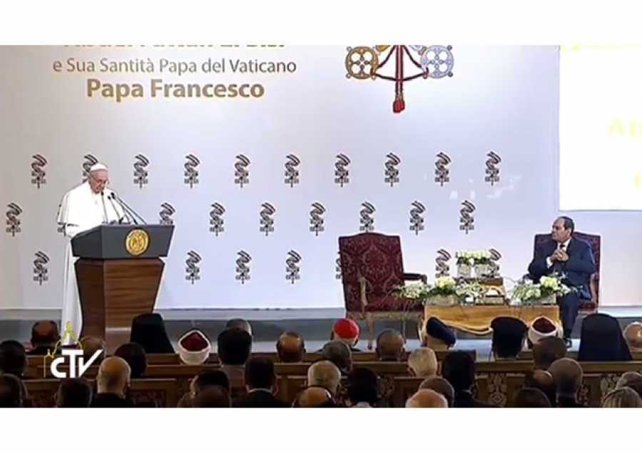 Francisco ante las autoridades egipcias: «Paz para este amado país. Paz para toda esta región»