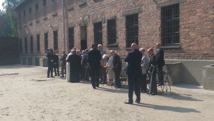 El Papa Francisco reza frente al «muro de la muerte» en Auschwitz