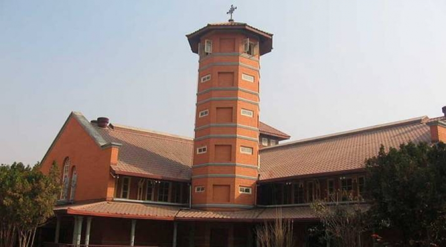 Atacan y prenden fuego a catedral católica en Nepal