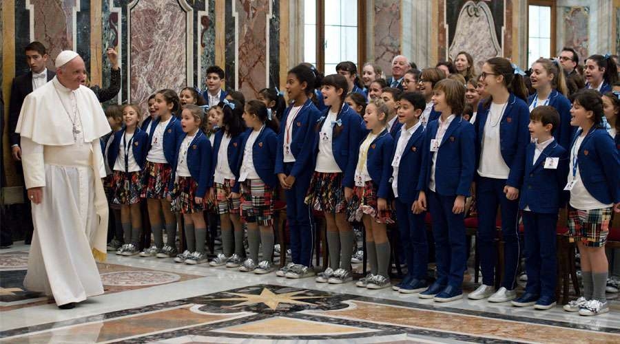 El Papa agradece a niños de coro infantil por preparar la Navidad con sus canciones