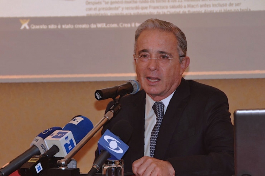 El ex presidente Uribe se reúne en Roma con el cardenal Parolin